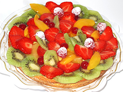  tarta de galleta y crema cubierta con variado de frutas